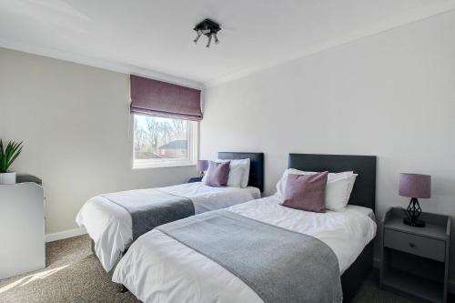 Postel nebo postele na pokoji v ubytování 2 Minutes from MK Central by car- 2 Bed Apartment - 2 Free Parking spaces- Hosted by StayinMK