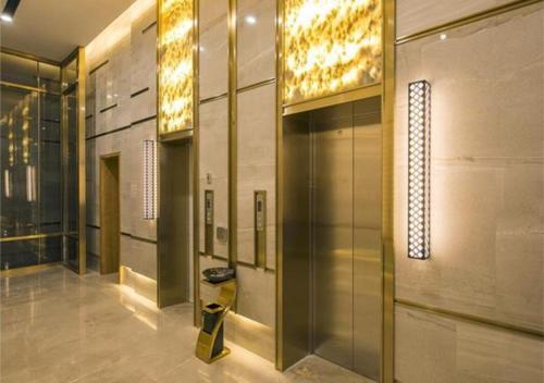 a lobby of a building with a hallway with glass walls at Echarm Hotel Zibo Zhangdian District Government Polytechnic University Store in Zibo