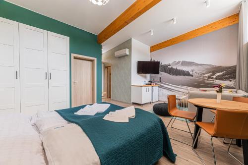 um quarto com uma cama, uma mesa e uma televisão em MEANDER THERMAL & SKI REZORT ORAVICE em Oravice