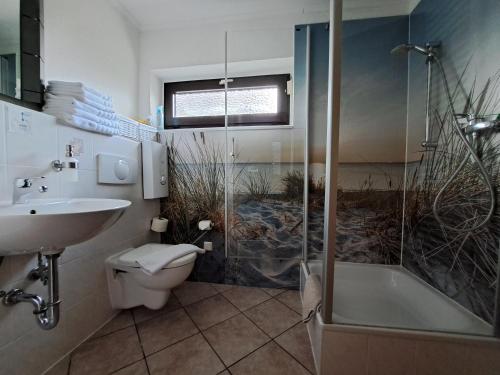 ein Bad mit einem WC, einem Waschbecken und einer Dusche in der Unterkunft 3 Sterne FH Fürstenwalde in Fürstenwalde