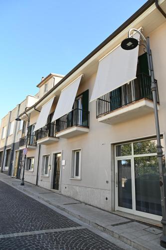 una fila de edificios con balcones y luz de la calle en Casa Philomena - Irpinia, en Lioni