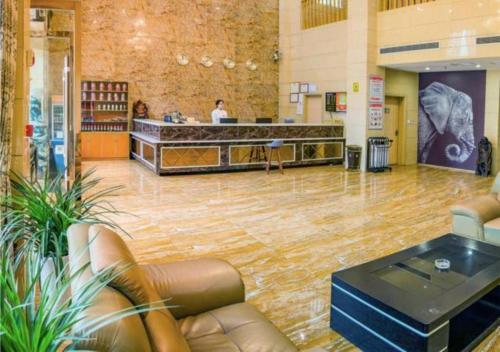 a lobby with a waiting area at Jtour Inn Fengcheng Railway Station Jianyi Avenue Xincheng in Fengcheng