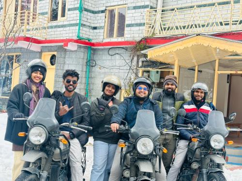 um grupo de homens posando para uma foto com suas motos em Burwa Breeze By Winsum Stays em Palchān