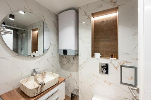 y baño con lavabo y espejo. en Central View Apartment 1, en Blagoevgrad