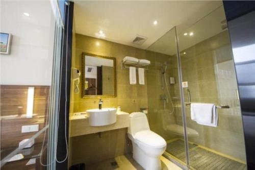 ein Bad mit einem WC, einem Waschbecken und einer Dusche in der Unterkunft JTOUR Inn Wuhan Polar Ocean World Changqingcheng Metro in Jiang'an