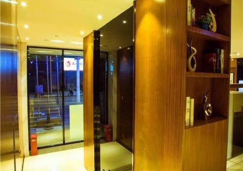 a lobby with a glass door in a building at JTOUR Inn Wuzhou Arcade City Sanzongfu in Wuzhou