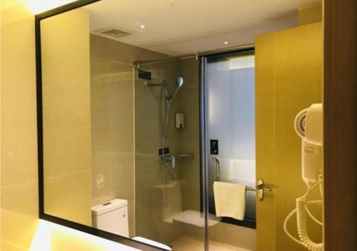 廣州的住宿－City Comfort Inn Guangzhou Liwan Zengjiao Jushu Metro Station，带淋浴的浴室和玻璃门