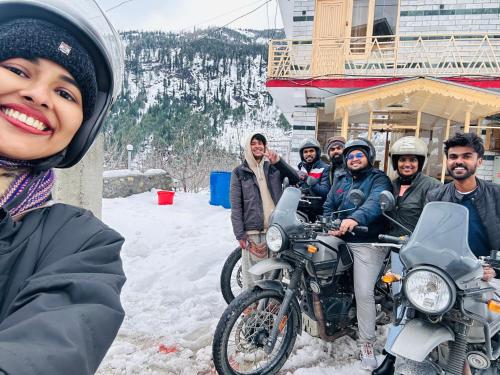 een groep mensen op motorfietsen in de sneeuw bij Burwa Breeze By Winsum Stays in Palchān