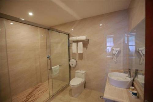 ein Bad mit einer Dusche, einem WC und einem Waschbecken in der Unterkunft City Comfort Inn Shenzhen Longhua Guanlan Metro Station in Tiantangwei