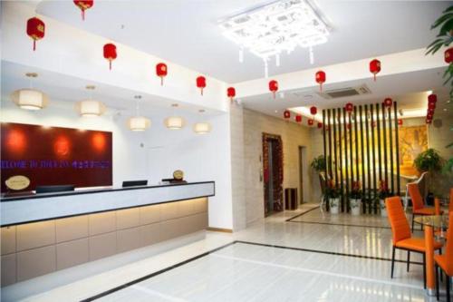 una hall di un ristorante con bancone e sedie di JTOUR Inn Changzhou Wanda Plaza Railway Station a Changzhou