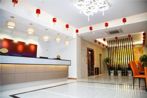 una hall di un hotel con decorazioni rosse sul muro di JTOUR Inn Changzhou Wanda Plaza Railway Station a Changzhou