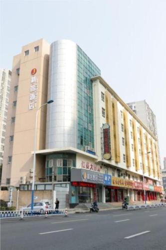un grande edificio in una strada in una città di JTOUR Inn Changzhou Wanda Plaza Railway Station a Changzhou