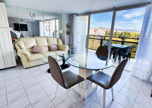 Posezení v ubytování Skol 727 Lovely 2 Bedroom Duplex in Marbella Center