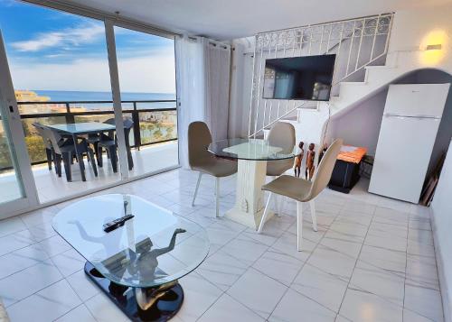 Posezení v ubytování Skol 727 Lovely 2 Bedroom Duplex in Marbella Center