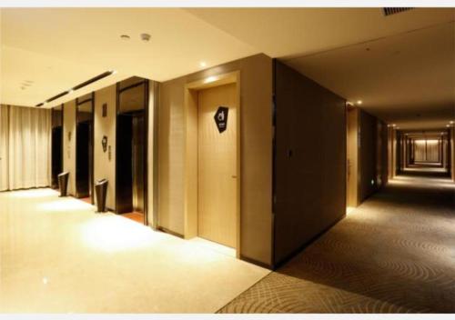 um corredor de um edifício com um corredor em Echarm Hotel Liuzhou Liunan Wanda Plaza em Liuzhou