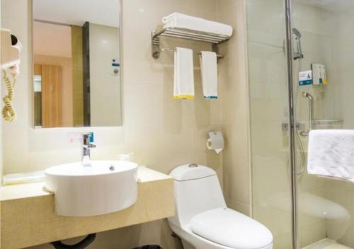 Bathroom sa City Comfort Inn Xiangyang Shenzhen Industrial Park