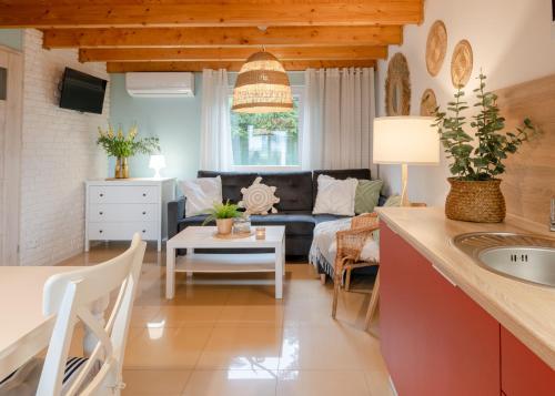 ein Wohnzimmer mit einem Sofa und einem Tisch in der Unterkunft DOMKI LAURA z sauną i gorącą balią z jacuzzi in Jastrzębia Góra