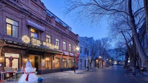 ハルビン市にあるFloral Hotel Birch's Story Harbinの雪だるまの前の街道