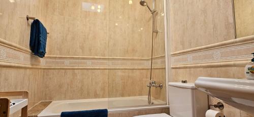 uma casa de banho com um chuveiro, um WC e um lavatório. em Verano Brisa Private Golf Villa em Caleta De Fuste