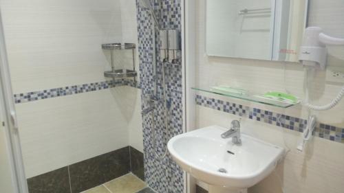 un bagno con lavandino e doccia di 7街160民宿 a Ji'an