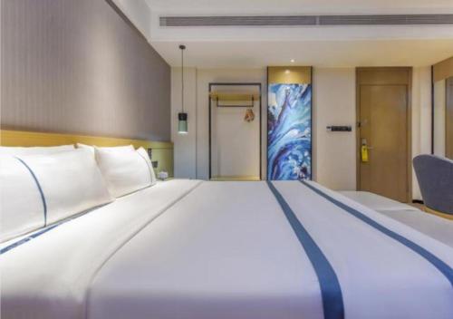 Postel nebo postele na pokoji v ubytování City Comfort Inn Zhanjiang Leizhou Xihu Avenue