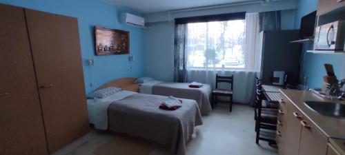 Un pat sau paturi într-o cameră la Asikkalan Motelli