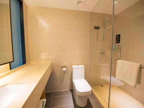 ein Bad mit einem WC, einem Waschbecken und einer Dusche in der Unterkunft City Comfort Inn Hotel Changchun Puyang Street FAW Automotive Trade City in Changchun