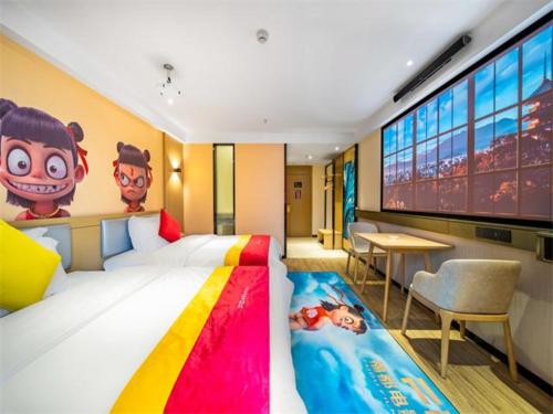 ein Schlafzimmer mit einem großen Bett und einem großen Bildschirm in der Unterkunft City Comfort Inn Yulin Yufu Road Industrial Products Market in Yulin