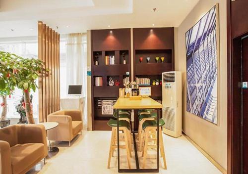 a living room with a table and chairs in a room at City Comfort Inn Liuzhou The Mixc Xijiang Road in Liuzhou