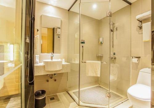 uma casa de banho com um chuveiro, um WC e um lavatório. em City Comfort Inn Liuzhou The Mixc Xijiang Road em Liuzhou