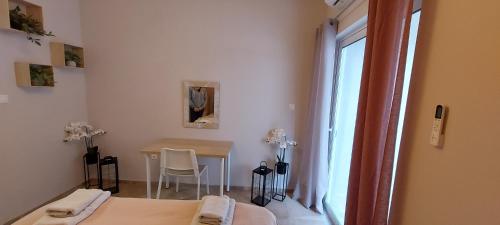 a small room with a table and a table and chairs at Hermes green in Artemida