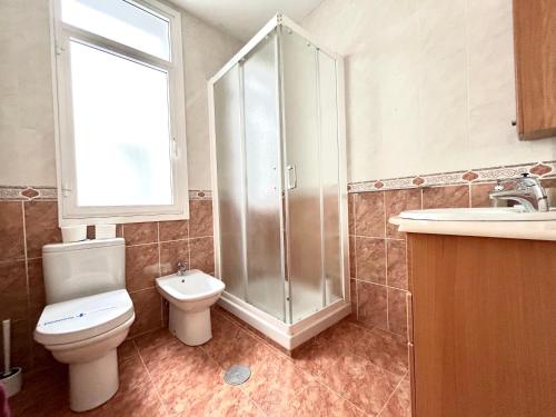 ein Bad mit einem WC, einer Dusche und einem Waschbecken in der Unterkunft Vibes Coruña-Tovar 42 in A Coruña
