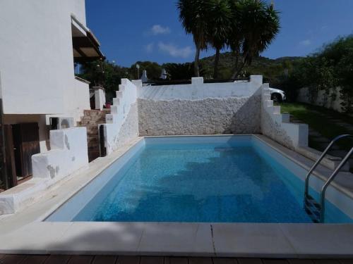 una piscina frente a una casa en Villa Turandot-swimming pool-close to the beach, en Torre delle Stelle