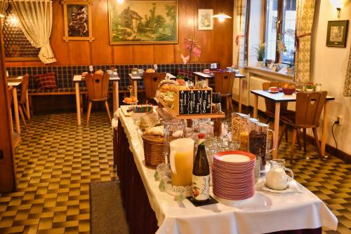 a restaurant with a table with plates on it at Zum Franziskaner in Grainau