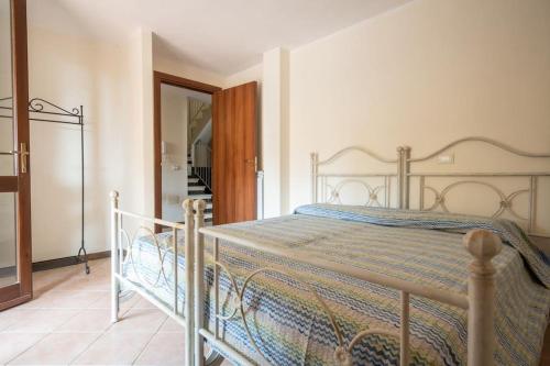 1 dormitorio con 1 cama con marco de metal en Villa Turandot-swimming pool-close to the beach, en Torre delle Stelle