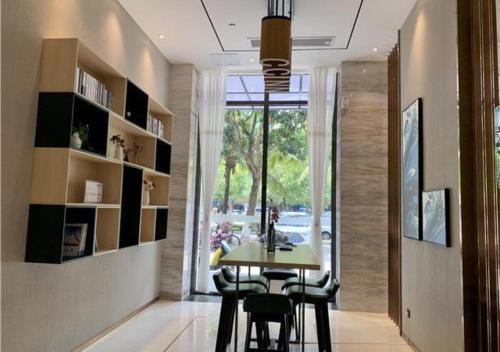 a dining room with a table and chairs and a window at City Comfort Inn Maoming Donghuicheng Cultural Plaza in Maoming