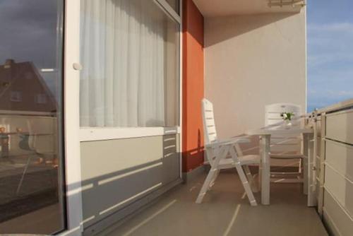 a dining room with a table and a window at Windspiel in Hörnum
