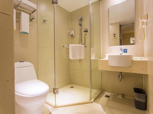 y baño con aseo, lavabo y ducha. en City Comfort Inn Nanning Wuming Xiangshan Avenue en Wuming