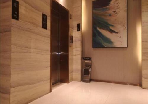korytarz z drzwiami w budynku w obiekcie City Comfort Inn Hainan Tunchang Changsheng Road w mieście Tunchang