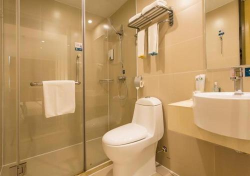 y baño con aseo, lavabo y ducha. en City Comfort Inn Changchun Jida First Hospital Xi Minzhu Street, en Changchún