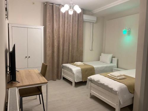 Llit o llits en una habitació de Cultural Crossing Hotel