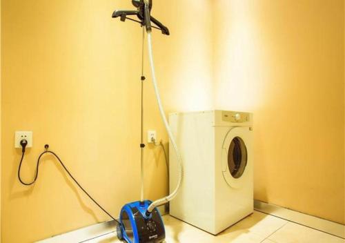 ein Bad mit einer Waschmaschine in einem Zimmer in der Unterkunft City Comfort Inn Wuzhou Bus Station in Wuzhou