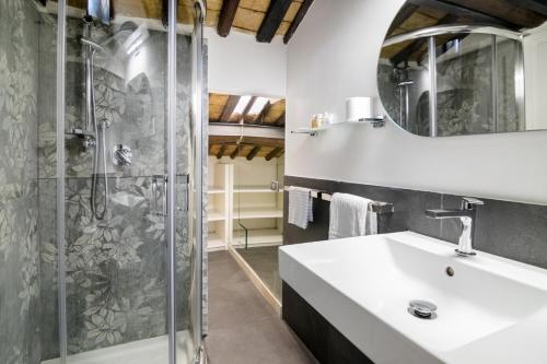 un baño con lavabo y ducha en Viam 16b Suites, en Roma