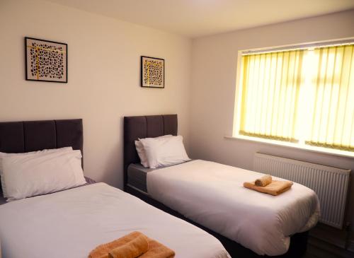 Flat 3, 2Bed Speedwell, Bristol UK في بريستول: غرفة بسريرين عليها مناشف