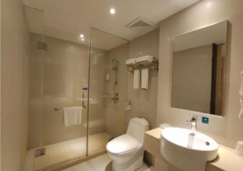 ein Bad mit einem WC, einem Waschbecken und einer Dusche in der Unterkunft City Comfort Inn Jingdezhen People's Square International Trade Ceramic City in Jingdezhen