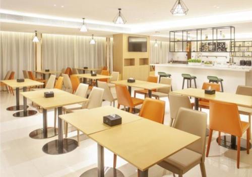 桂林的住宿－City Comfort Inn Guilin City Hall，一间带桌椅和柜台的餐厅