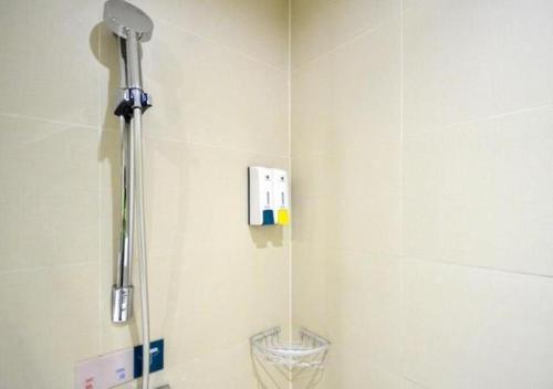um chuveiro na casa de banho com uma cabeça de chuveiro em City Comfort Inn Jingzhou Wanda Plaza em Caoshi