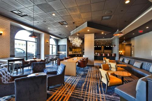 a restaurant with couches and chairs and a bar at Hilton Garden Inn Savannah Historic District in Savannah