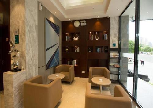 een lobby met 2 stoelen en een tafel en een plank bij City Comfort Inn Hechi Chengxi Avenue in Hechi