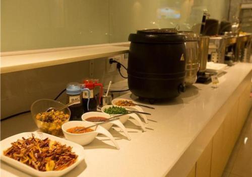- un comptoir de cuisine avec de la nourriture et un pot dans l'établissement City Comfort Inn Hechi Chengxi Avenue, à Hechi